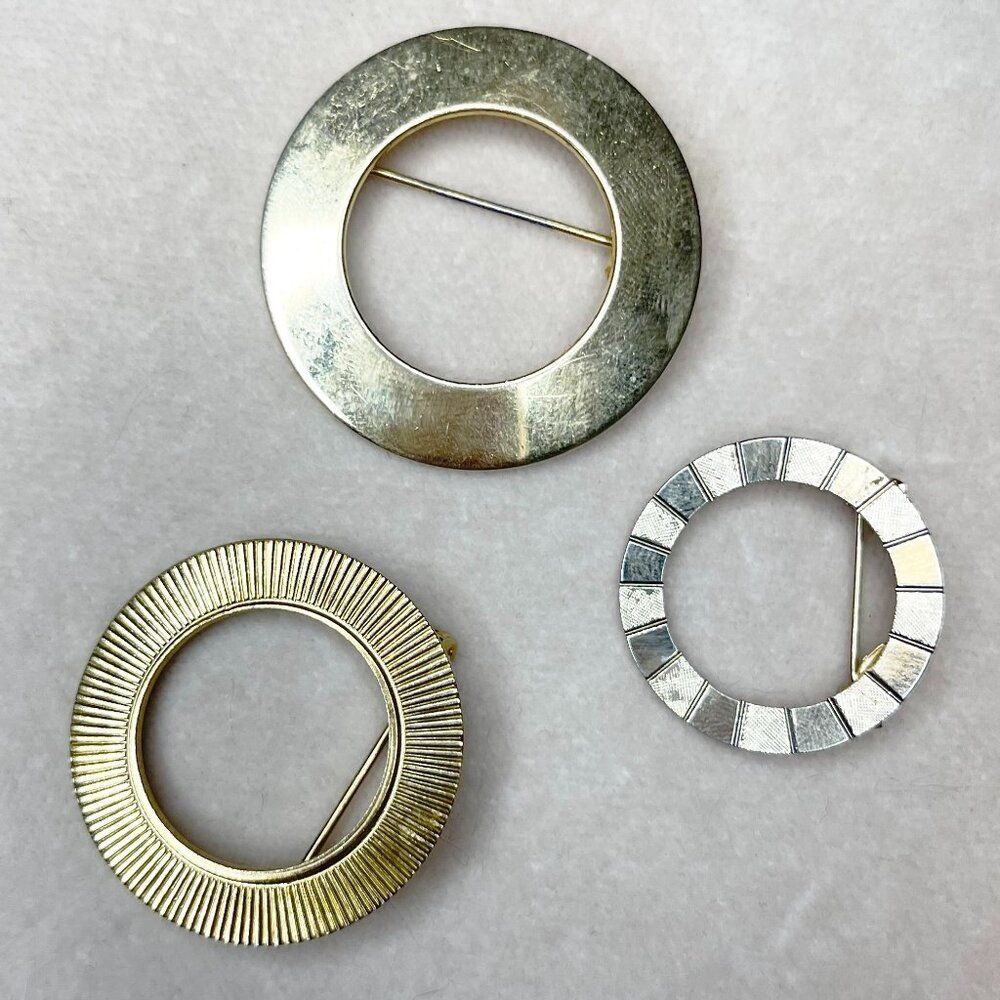 Vintage gold toned circle wreath brooches - Set of 3